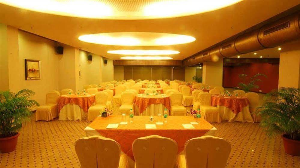 Sai Palace Hotel Mumbai Exteriör bild